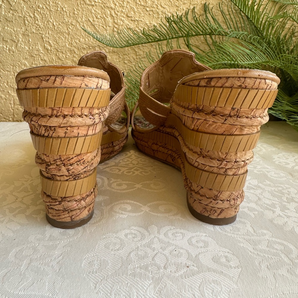 Two Lips brand beige wedge sandals - Picture 4 of 9